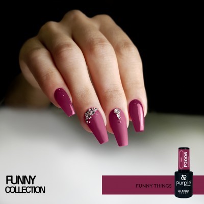 Unhas compridas com verniz de gel bordô e pedraria, produto Purple Professional P2006