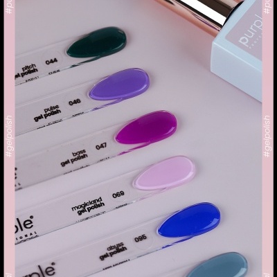 Amostras de verniz gel colorido em suporte transparente com texto e dois frascos de verniz gel com tampa dourada