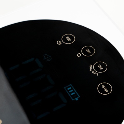 Painel de controle digital preto com botões dourados e visor azul