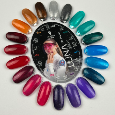 Paleta circular com amostras de verniz de unhas coloridas e rótulo central preto com imagem de mulher
