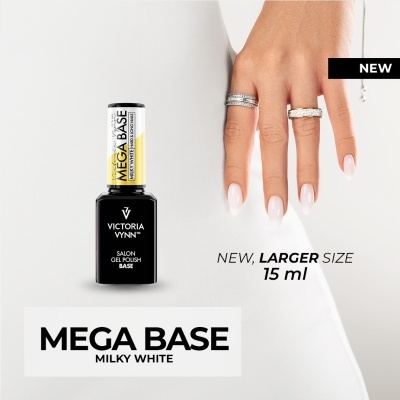 Frasco de verniz gel Mega Base Milky White Victoria Vynn ao lado de mão feminina com unhas brancas