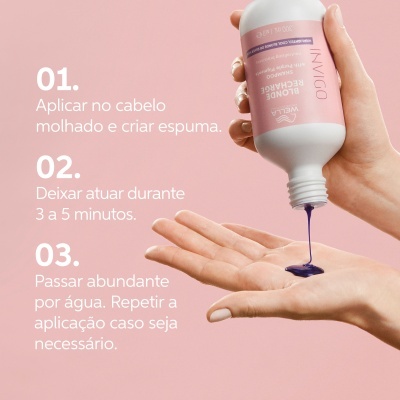 Frasco de produto para cabelo rosa e branco sendo despejado na mão, com instruções em português ao lado