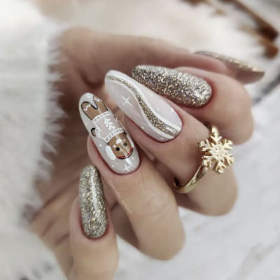 Unhas decoradas com tema natalício e anel dourado de floco de neve