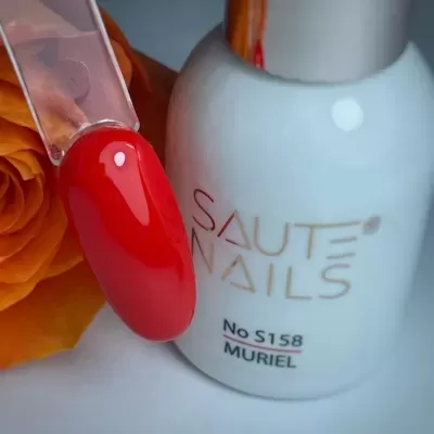 Frasco de verniz de unhas SAUTE NAILS com amostra de cor vermelha