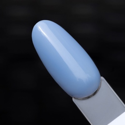 Verniz azul celeste numa lâmina de plástico com fundo preto