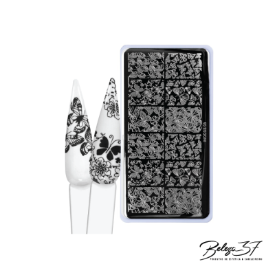 Placa de carimbo para unhas com desenhos de borboletas e flores com unhas postiças decoradas.