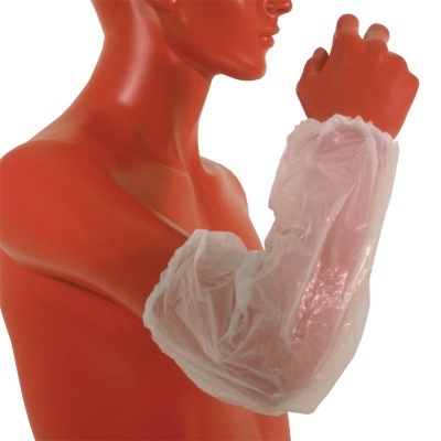 Manga protetora descartável branca transparente no braço de manequim