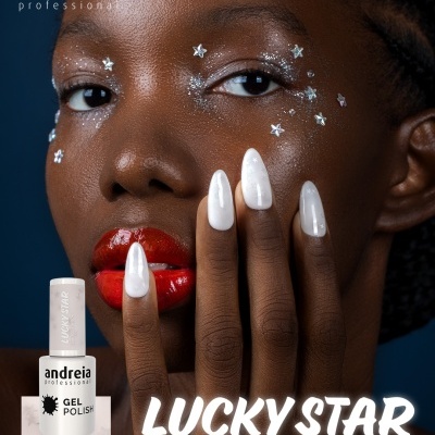 Garrafa de verniz gel branco com estrelas, unhas pintadas, rosto com glitter e estrelas prateadas