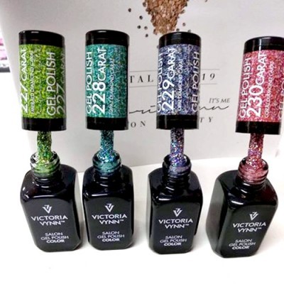 Quatro frascos de verniz gel Victoria Vynn com tampas pretas e vernizes coloridos glitter verde, azul, roxo e rosa