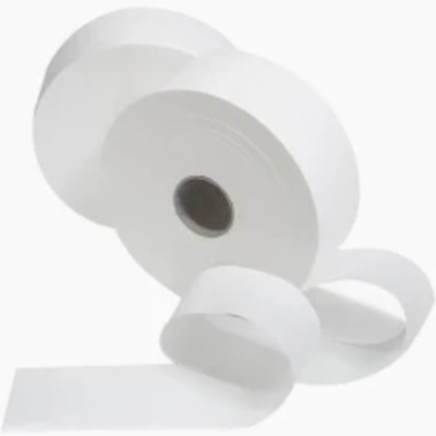 Três rolos grandes de papel branco com textura lisa