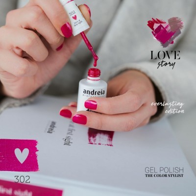 Verniz gel rosa da Andreia Professional com código 302 sendo aplicado em unhas.