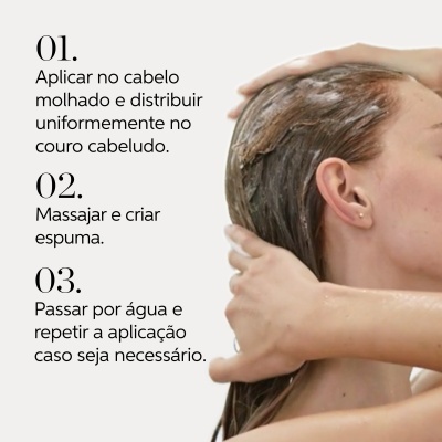 Mulher a lavar cabelo com texto de instruções para aplicação de produto capilar em português