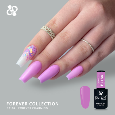 Mão feminina com unhas pintadas de verniz gel rosa-lilás e glitter holográfico, com frasco de verniz gel da marca purple