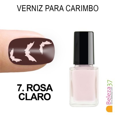 Verniz para carimbo rosa claro com unha decorada com morcegos brancos sobre verniz castanho