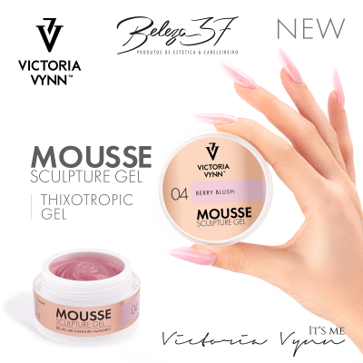 Pote de mousse para unhas Victoria Vynn e mão com unhas longas cor rosa claro