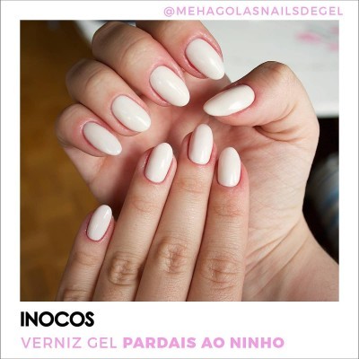 Unhas com verniz gel creme bege Pardaís ao Ninho Inocos
