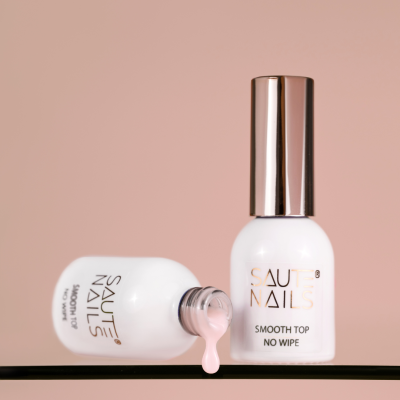Frascos de verniz para unhas SAUTE NAILS com verniz rosa a escorrer
