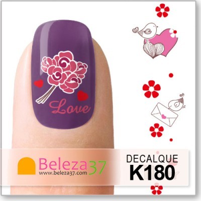 Decalque roxo para unhas com flores cor-de-rosa e a palavra 'Love'