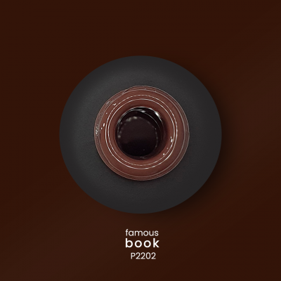 Xícara de café expresso castanho escuro com espuma branca num pires preto, texto 'famous book P2202' no fundo castanho