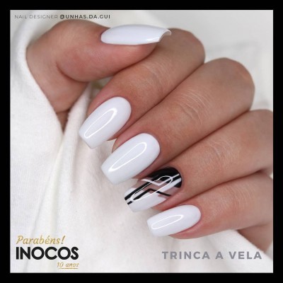 Unhas artificiais brancas com um design abstrato no dedão
