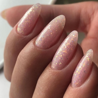 Unhas artificiais ovais com verniz branco translúcido e glitter