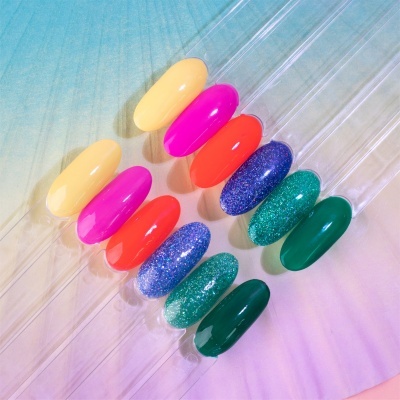 Amostras de verniz de unhas coloridas em fichas transparentes