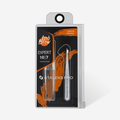Pinça para sobrancelhas metálica em embalagem com rótulo preto e laranja.