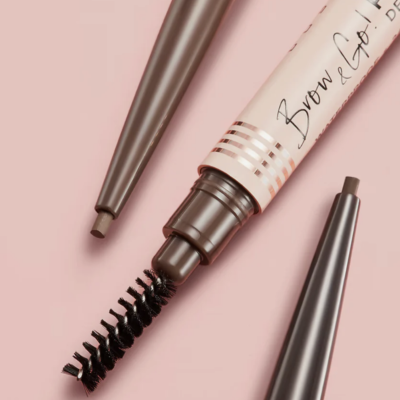 Produto para sobrancelhas composto por escova, lápis e embalagem creme com texto 'Brow & Go!'.