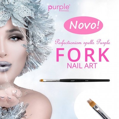 Mulher com maquilhagem prateada e pincel para nail art Fork da Purple Professional