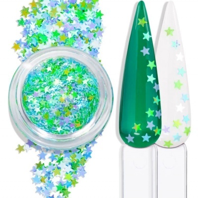 Frasco com glitter de estrelas coloridas e unhas artificiais verde e branca decoradas com estrelas