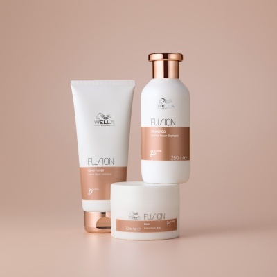 Produtos Wella Fusion em embalagens brancas e rosa ouro