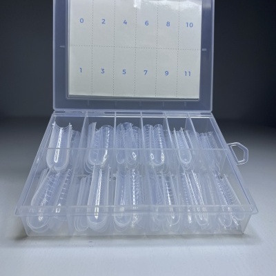 Caixa plástica transparente com amostras numeradas e papel com números azuis.