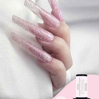 Unhas compridas com verniz de gel cor-de-rosa glitter e frasco de verniz