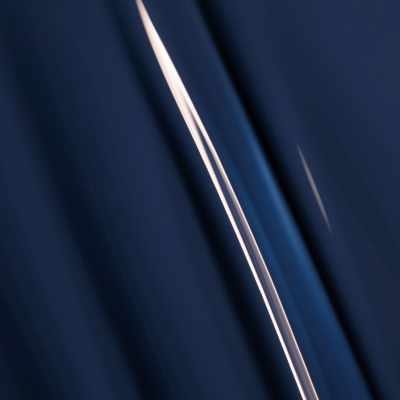 Tecido azul escuro brilhante com reflexos claros