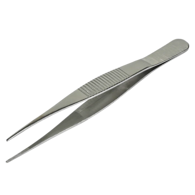 Pinça metálica cromada com pontas finas e textura estriada