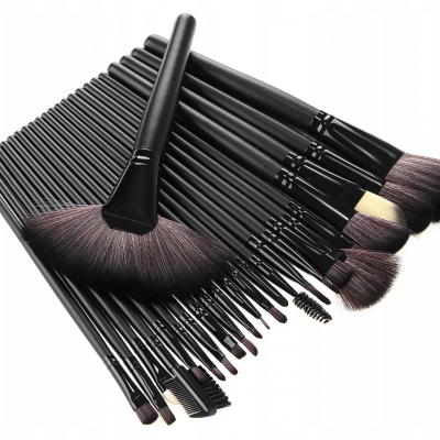 Conjunto de pincéis de maquilhagem com cabos pretos e cerdas suaves