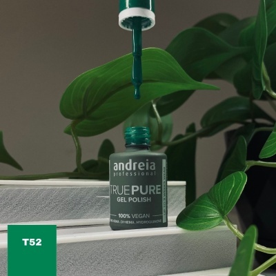 Verniz gel verde Andreia Professional True Pure com pincel aberto entre plantas verdes