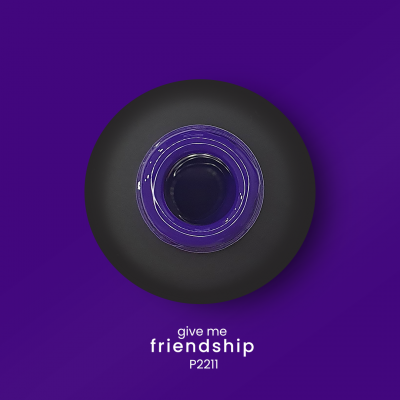 Frasco de verniz roxo com tampa preta e texto 'give me friendship P2211'