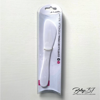 Espátula branca de creme embalada em cartão branco com texto e preço visível