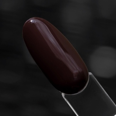 Batom castanho escuro cremoso em tubo transparente com tampa preta