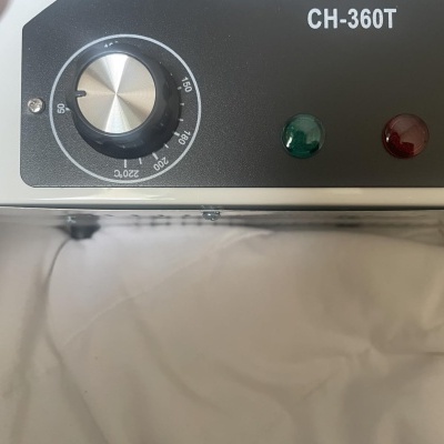 Painel frontal com botão rotativo, luzes verde e vermelha, e inscrição CH-360T