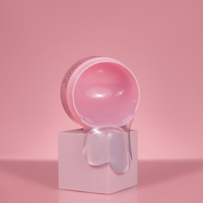 Recipiente rosa com gel transparente escorrendo em cubo rosa, fundo rosa, logo SAUTE NAILS