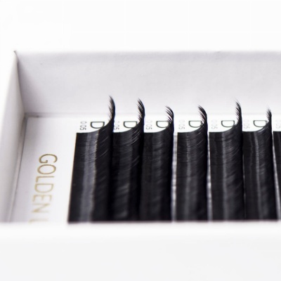 Conjunto de pestanas posticas pretas em caixa branca