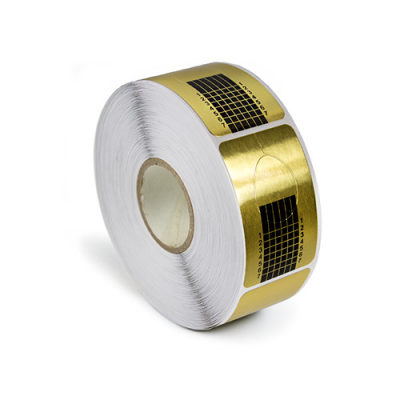 Rolo de etiquetas adesivas douradas com quadrados pretos e números