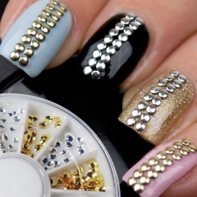 Unhas decoradas com cristais em várias cores e rodas de cristais para manicure