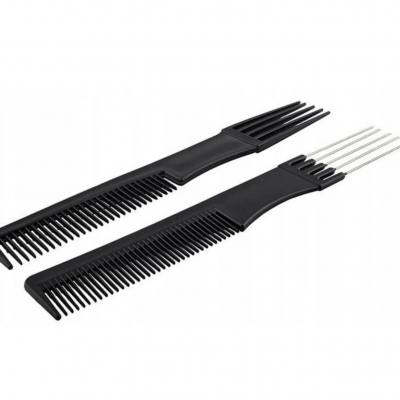 Conjunto de dois pentes pretos com dentes e agulhas metálicas.