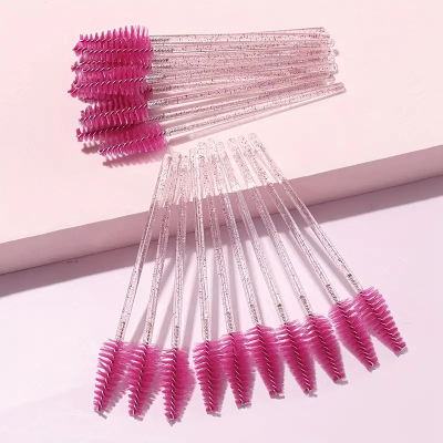 Aplicadores para rímel com cerdas rosas e cabos transparentes brilhantes