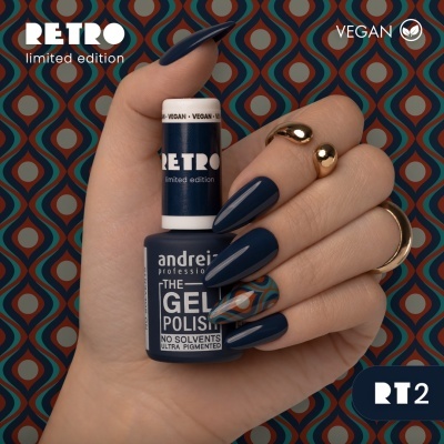 Verniz de gel azul escuro Andreia com padrão retro em fundo e unha