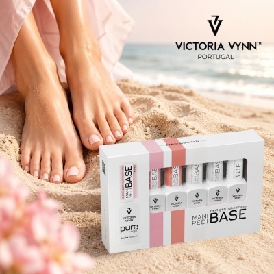 Conjunto de produtos para unhas Victoria Vynn e pés femininos na areia da praia