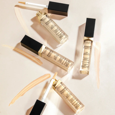 Frascos de Revlon Wonder Match em linha com tampa preta e marcas de produto no fundo